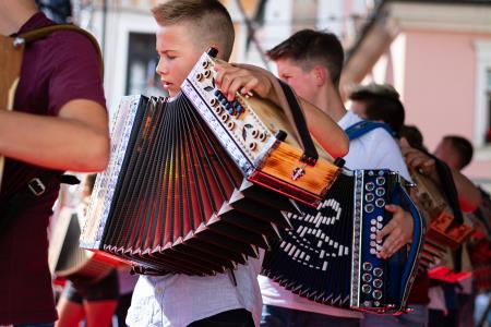 S soncem obsijan drugi festivalski dan 50. Dnevov narodnih noš in oblačilne dediščine v Kamniku (82)